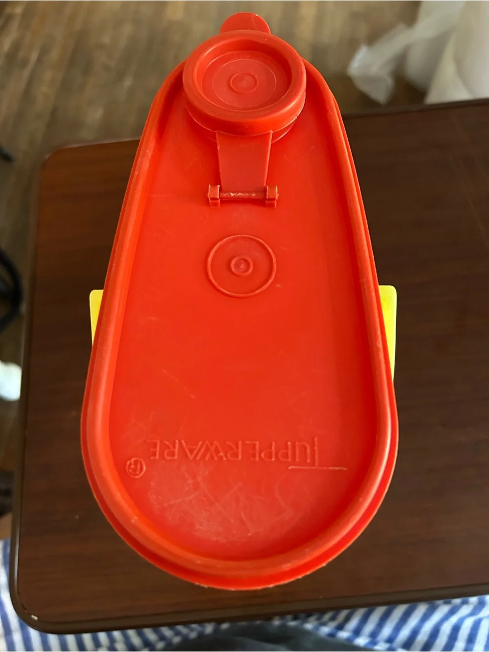 Vintage Tupperware beverage buddy holds 2 quarts of fluid, # 587 flip top lid